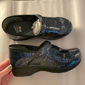 Dansko XP 2.0 Patent Leather Clogs Blue Black Printed Size 40